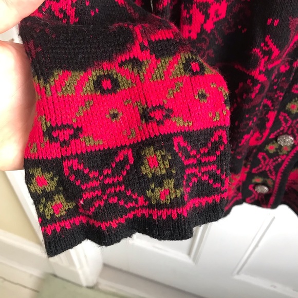 Cosy acrylic sweater with cute buttons - Picture 3 of 4